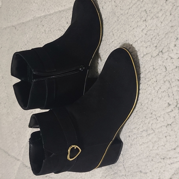 Shoes - Picture 2 of 5